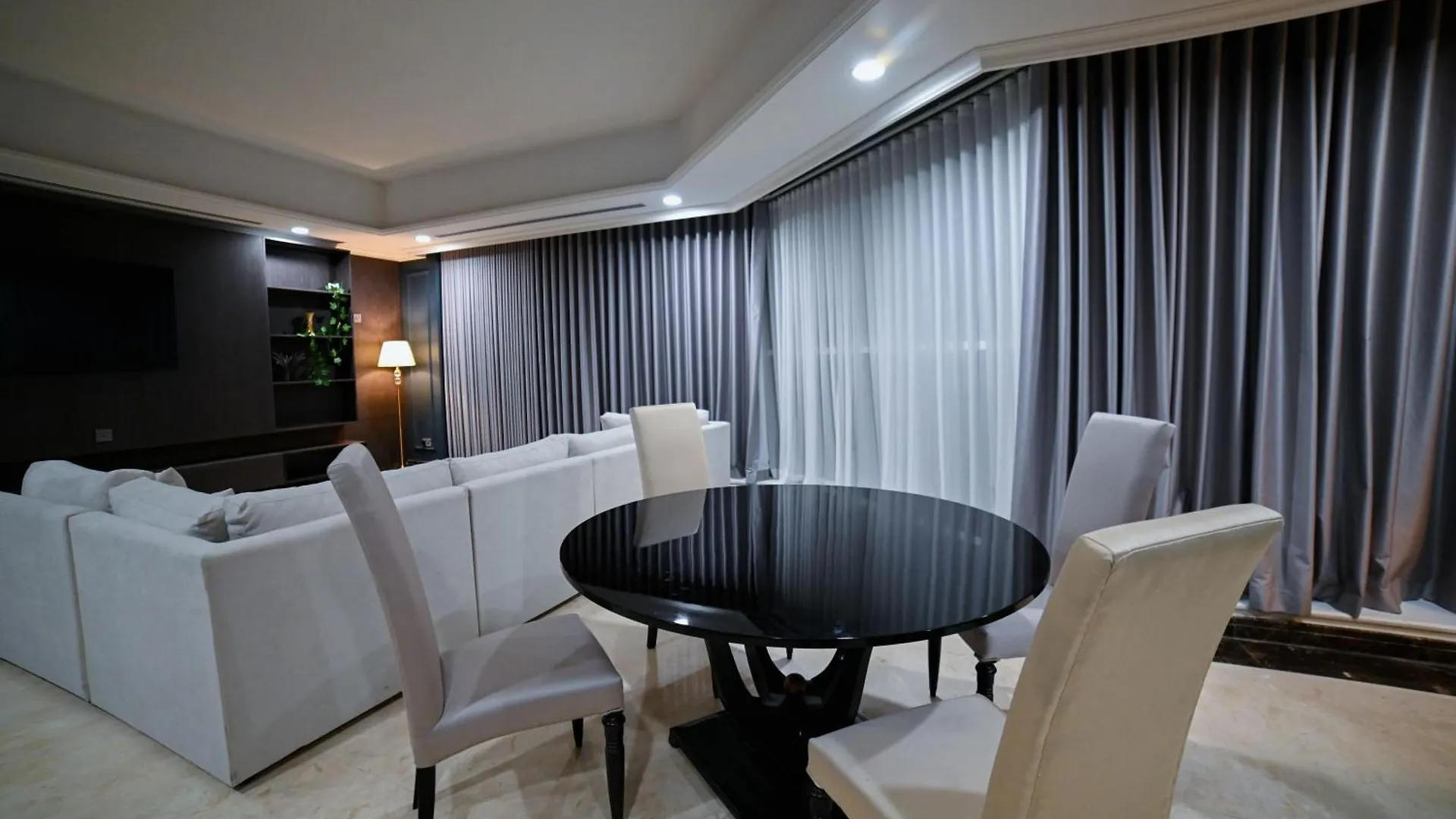 Seven Seas Hotel Дубай
